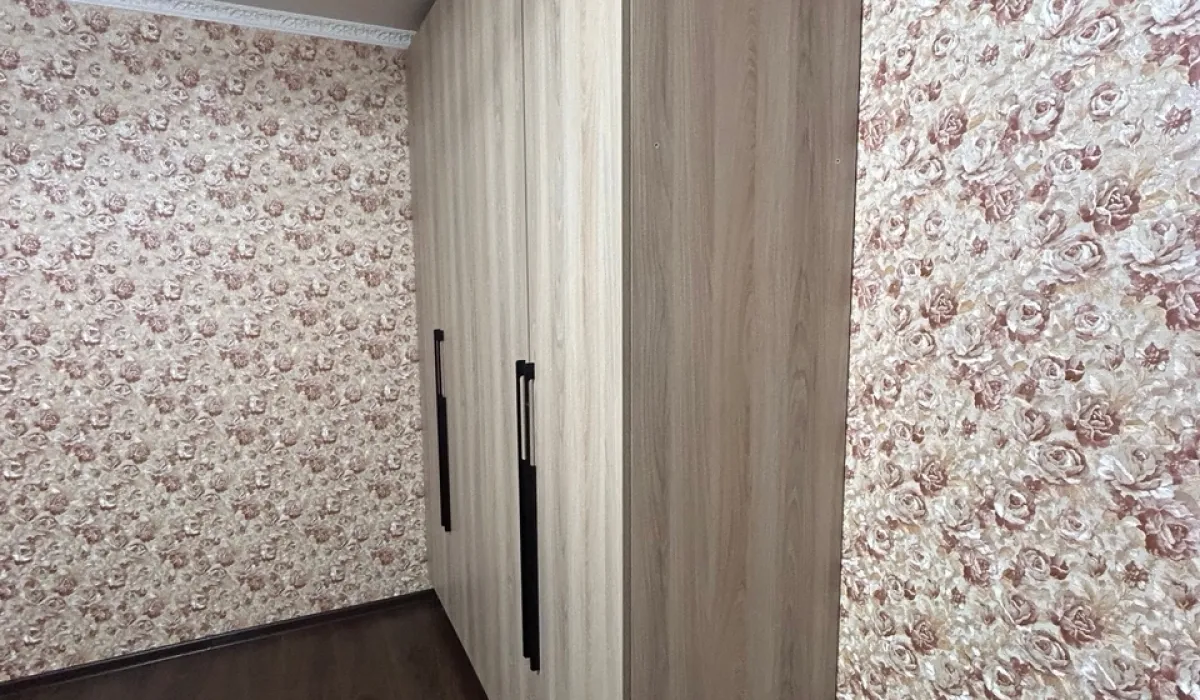 Распашной трёхстворчатый шкаф со светлыми фасадами под дерево и чёрными ручками